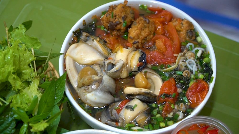 International visitors to Vietnam cannot miss Hanoi's bun oc
